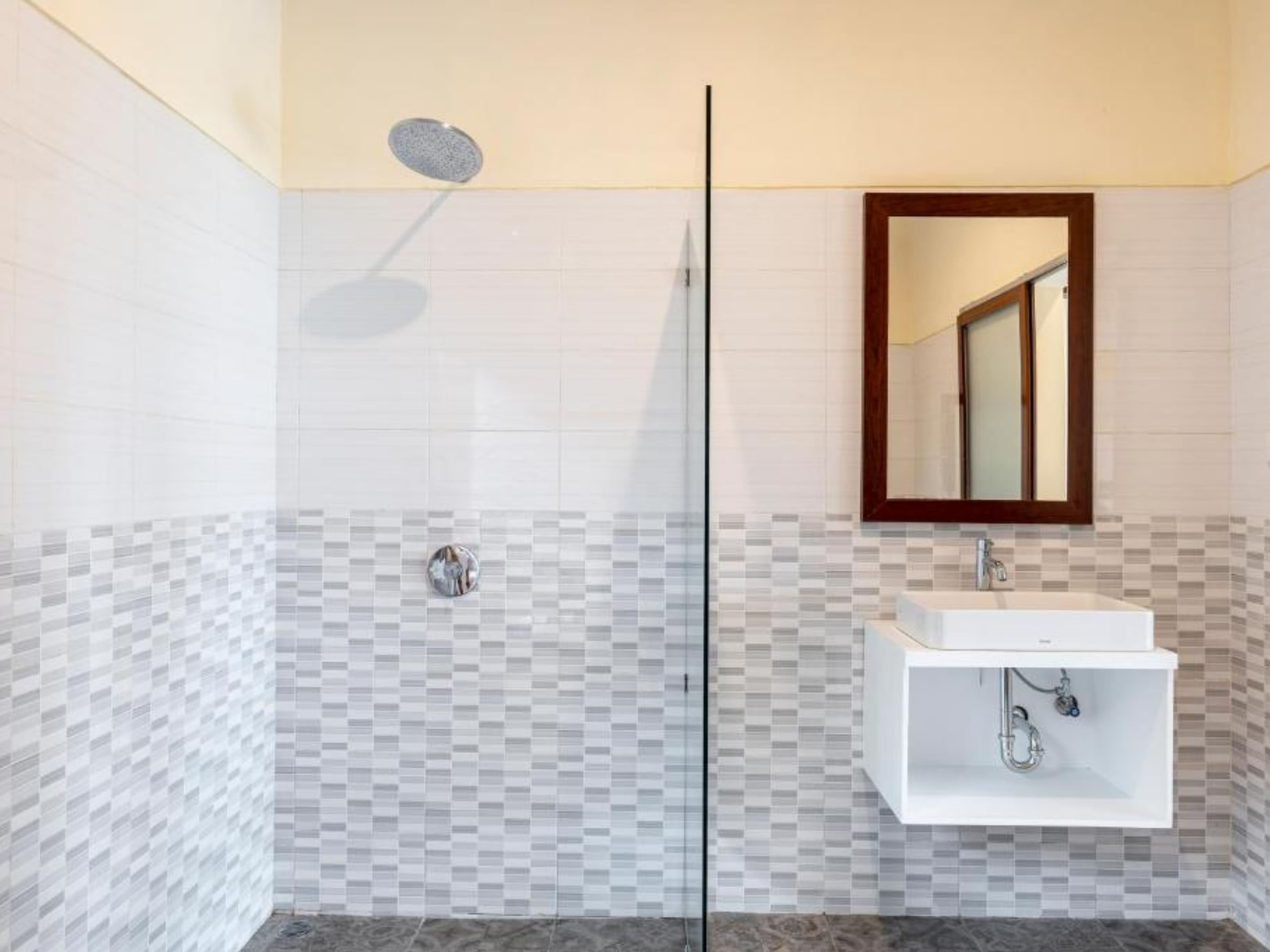 Deluxe Double Room — bathroom with rain shower