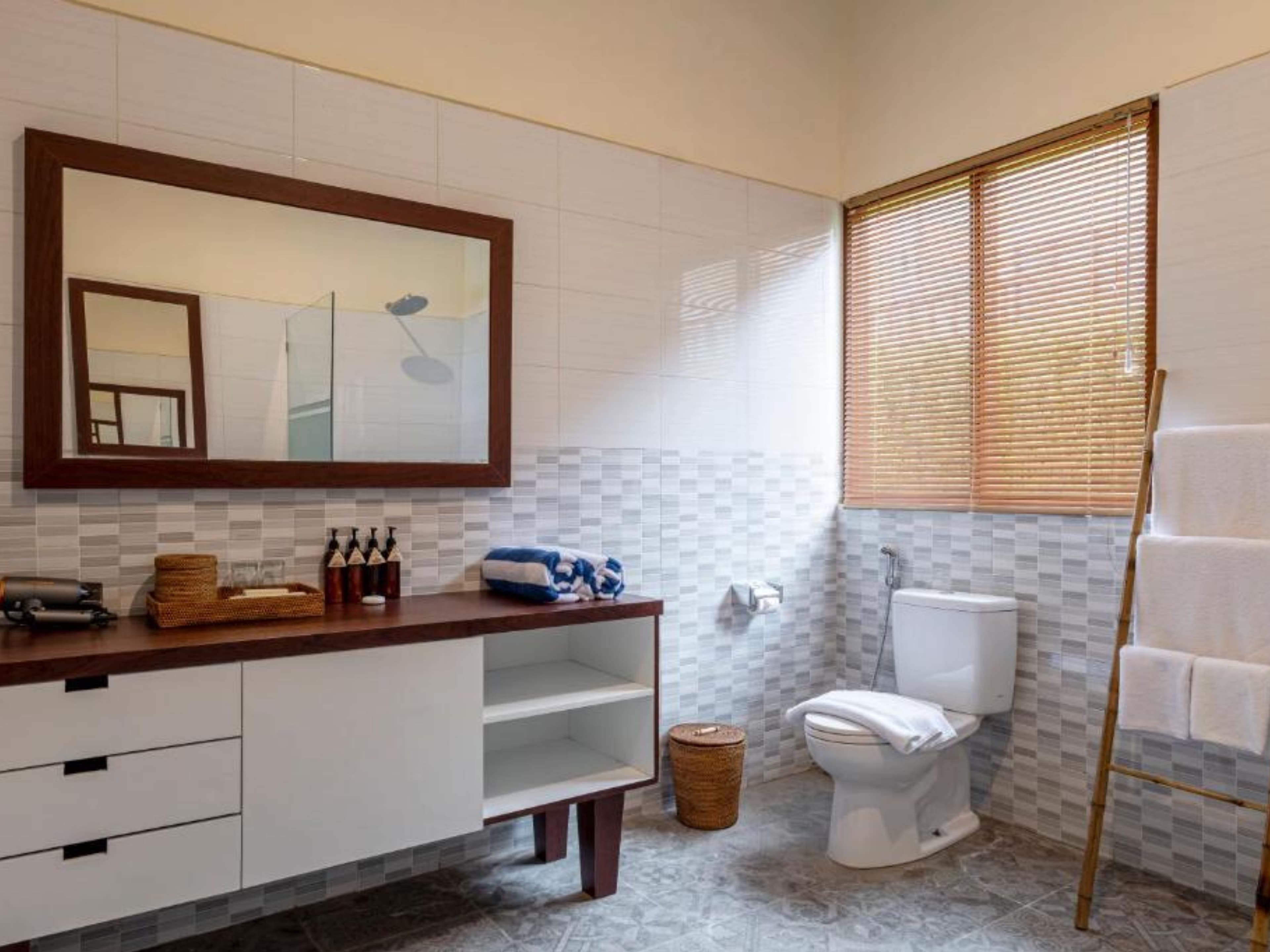 Double Room with Sea View — bathroom with shower